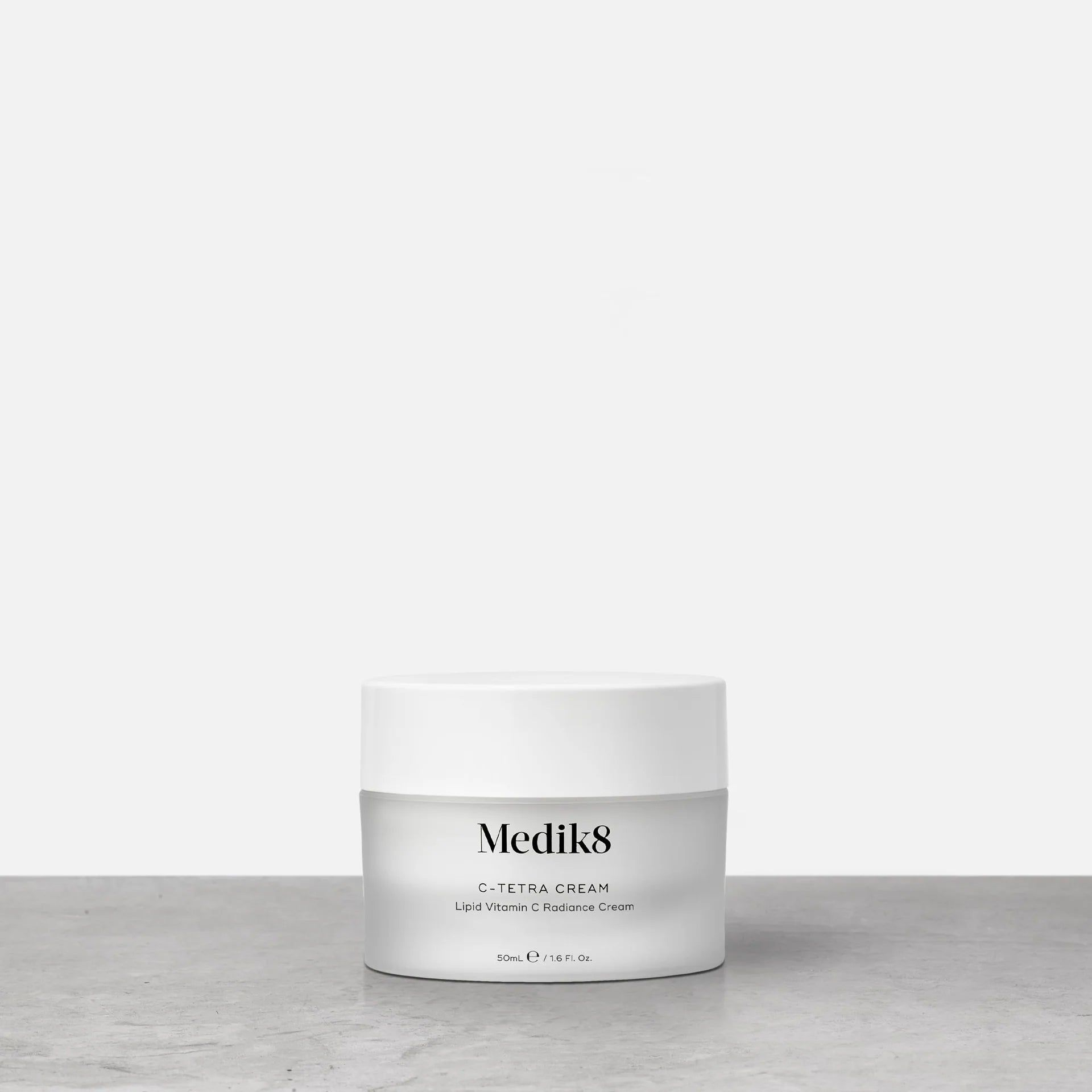 Aproveche el poder del sérum C-Tetra original de Medik8 en una crema sedosa y nutritiva.